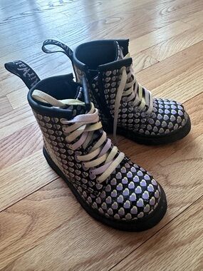Dr. Martens Toddler Heart-Print Lace-Up Boots - Purple, White, Black